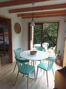una mesa blanca y sillas en una habitación en Casa Nalca, en Tentén