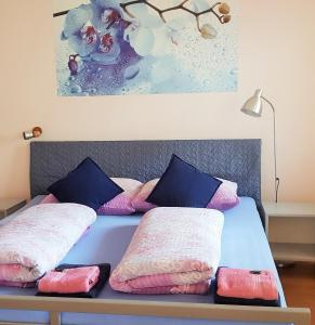 Un dormitorio con una cama con almohadas. en Penzion Areal Zamma, en Rožňava