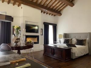 A bed or beds in a room at Residenza Palazzo Fortuna - Boutique Hotel Még 37 kép