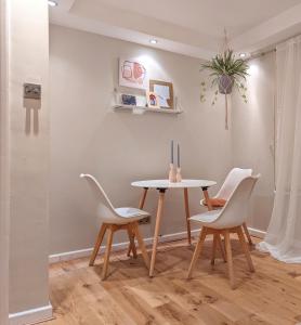 una sala da pranzo con tavolo e sedie di 1BD apartment in Leyton zone 2 a Londra