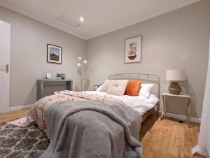 una camera da letto con un letto coperto di 1BD apartment in Leyton zone 2 a Londra