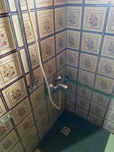un bagno con tubo appeso al soffitto di Maison d'Accueil - Fondation San Filippo Neri a Bujumbura