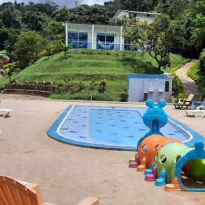 una pequeña piscina con juguetes en el medio en Finca Pozo Azul en La Vega