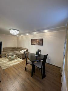 Dviejų kambarių butas في توراج: غرفة معيشة مع طاولة وأريكة