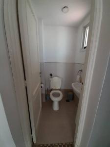 uma pequena casa de banho com WC e lavatório em Duplex equipado para 4 personas. em Godoy Cruz