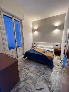 Postel nebo postele na pokoji v ubytování Hotel Lungomare