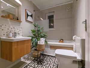 a bathroom with a toilet and a sink and a tub at 1BD apartment in Leyton zone 2 in London