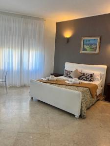 1 dormitorio con 1 cama grande en una habitación en Hotel Lungomare, en Reggio Calabria