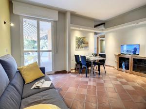 a living room with a couch and a table at Residence il Pino in Marina di Castagneto Carducci