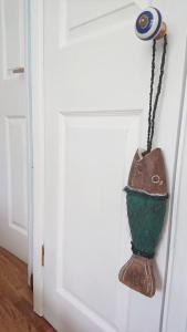 un vase suspendu sur un mur à côté d'une porte dans l'établissement Bungalow 62,North Cornwall, St. Tudy, à Saint Tudy 7 autres photos