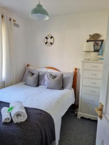 um quarto com uma cama com toalhas em Bungalow 62,North Cornwall, St. Tudy em Saint Tudy