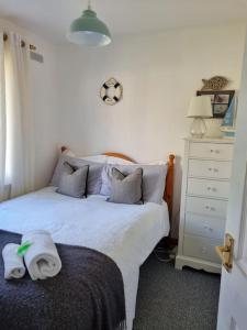 a bedroom with a bed with towels on it at Bungalow 62,North Cornwall, St. Tudy in Saint Tudy