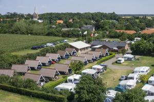 widok z powietrza na rząd wielbłądów zaparkowanych na parkingu w obiekcie Møgeltønder Camping & Cottages w mieście Møgeltønder