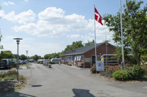 un bâtiment devant lequel se trouve un drapeau canadien dans l'établissement Møgeltønder Camping & Cottages, à Møgeltønder