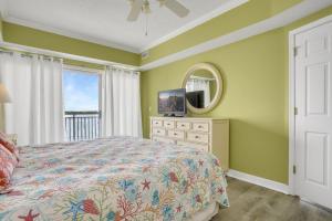 Giường trong phòng chung tại Bahia Vista I 508 condo