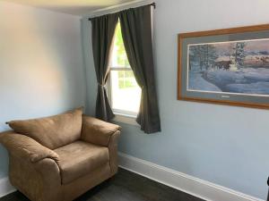 sala de estar con silla y ventana en Trip6 Historic Brick Home en Helena