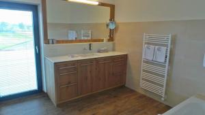 łazienka z umywalką i lustrem w obiekcie Hotel Diamond Country Club w mieście Atzenbrugg +37 zdjęć
