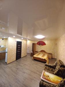Großes Zimmer mit einem Bett und einer Küche. in der Unterkunft большая 3 комнатная квартира in Tscherkassy