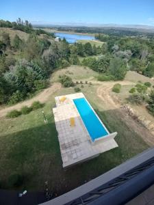 una vista aérea de una piscina en un campo de césped en Departamento Fragata en Villa Ciudad de América