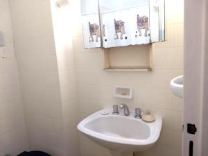 y baño con lavabo y espejo. en Departamento muy luminoso en el centro para 3 personas en Buenos Aires