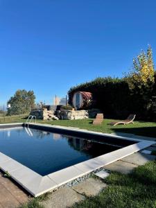 una piscina en un patio con en Locanda Cà Del Pian, en Villanova Mondovì
