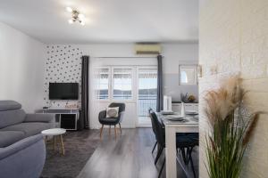 ein Wohnzimmer mit einem Sofa und einem Esstisch in der Unterkunft Apartment Kristina in Trogir