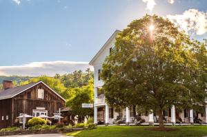 ein Haus und eine Scheune mit einem Baum in der Unterkunft The Grafton Inn in Grafton