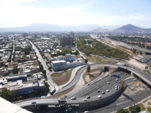 una vista aérea de una ciudad con una autopista en Santiago Central Suites, en Santiago