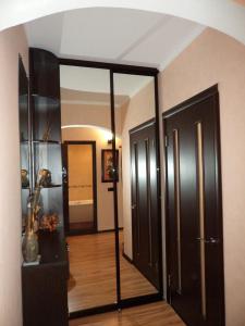 Zimmer mit einem Flur und einem großen Spiegel in der Unterkunft 5й Зарічній 44 in Krywyj Rih