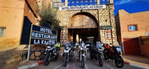 Hotel Restaurant La Kasbah في تنغير: مجموعة من الدراجات النارية متوقفة أمام المبنى