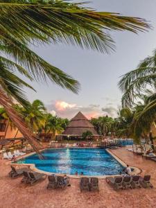 - Vistas a la piscina del complejo en Reef Yucatán All Inclusive & Convention Center, en Telchac Puerto