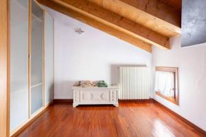 a room with white walls and a wooden floor at PARCO ROMY - Free Parking con giardino in Limena