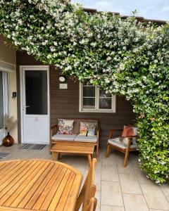 a pergola with tables and chairs on a patio at Les Suites d'Aliénor, Suite Jasmin in Pessac