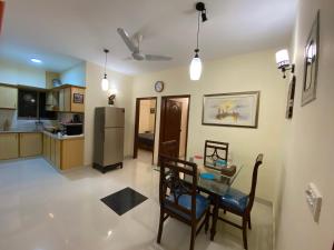 cocina y sala de estar con mesa y sillas en 3 Bed Apartment en Karachi