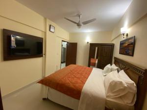 卡拉奇的住宿－3 Bed Apartment，一间卧室配有一张床和一台平面电视