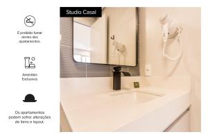 y baño con lavabo blanco y espejo. en Smart Charlie Mobi Pinheiros, en São Paulo