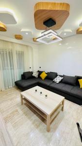 A seating area at Apartement sur la corniche, vue sur mer
