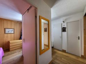 a hallway with a pink door and a mirror at Appartement Tignes, 2 pièces, 5 personnes - FR-1-449-23 in Tignes