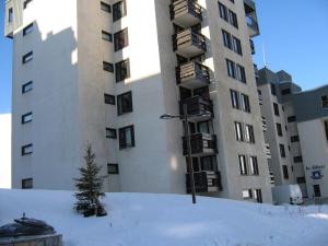 蒂涅的住宿－Appartement Tignes, 2 pièces, 5 personnes - FR-1-449-23，前方的雪中有一棵树的建筑