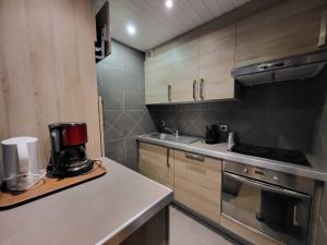 Appartement Tignes, 2 pièces, 6 personnes - FR-1-449-109にあるキッチンまたは簡易キッチン