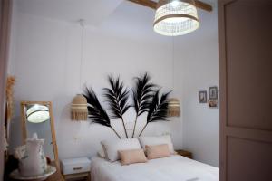 Moral de CalatravaにあるCasas Rurales La Rinconáのベッドルーム1室(壁に植物を植えたベッド1台付)