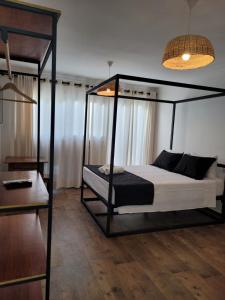 um quarto com um beliche preto com lençóis brancos em Pelourinho Boutique Hotel - OH HOTÉIS em Salvador