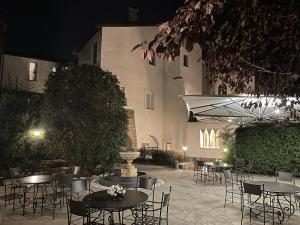 A restaurant or other place to eat at Residenza Palazzo Fortuna - Boutique Hotel