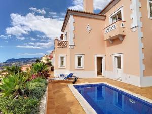 une image d'une villa avec piscine dans l'établissement Ocean 59 by LovelyStay, à Funchal