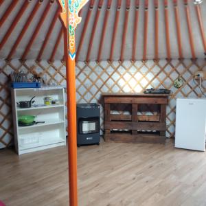 una habitación con fogones y TV en una yurta en Yurta Cloe, en Torino di Sangro