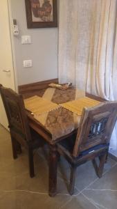 ミグダルにあるצימר יאירの木製テーブル、椅子、木製テーブル