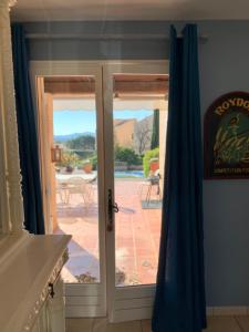 Drzwi otwarte z widokiem na patio w obiekcie Nice 120 M Cosy With Garden Terrace And Paillote w mieście Bandol