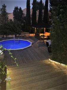 Bazén v ubytovaní Nice 120 M Cosy With Garden Terrace And Paillote alebo v jeho blízkosti