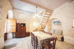 Η κουζίνα ή μικρή κουζίνα στο Trulli Antica Fonte Luxury Suite +30 φωτογραφίες