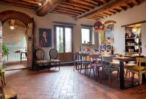 una sala da pranzo con tavolo e sedie di Rietine24 a Gaiole in Chianti